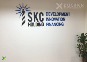 Logo công ty SKC làm backdrop