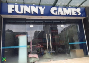 Biển alu chữ nổi Funny Games