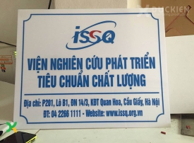 Biển công ty nền mica trắng, chữ dán decal ISSQ