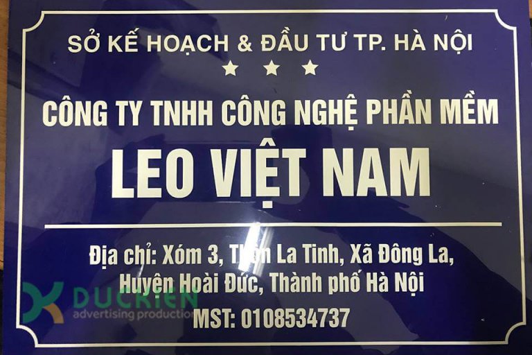 Biển mica xanh tím, chữ dán decal trắng