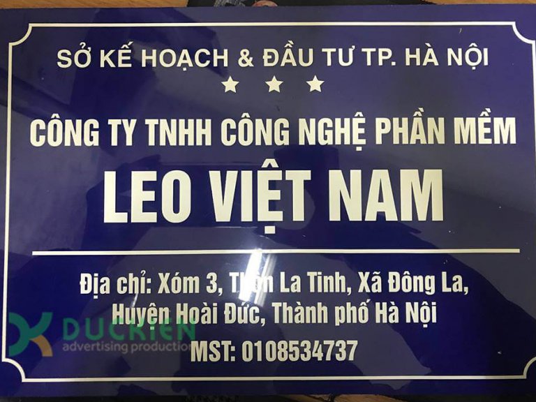 Biển mica xanh tím, chữ dán decal trắng