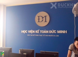 Backdrop lễ tân chữ mica dán thẳng của Đức Minh Kế toán