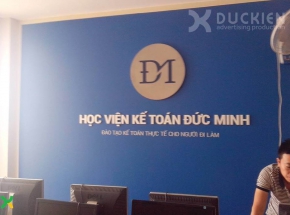 Backdrop lễ tân chữ mica dán thẳng của Đức Minh Kế toán