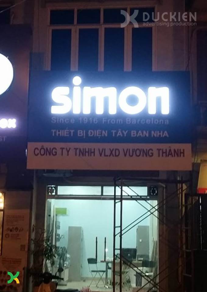 Biển quảng cáo với chữ nổi siêu sáng của Simon