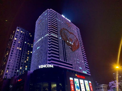 Tòa nhà TNR Nguyễn Chí Thanh rực rỡ và ban đêm với những thông điệp ý nghĩa