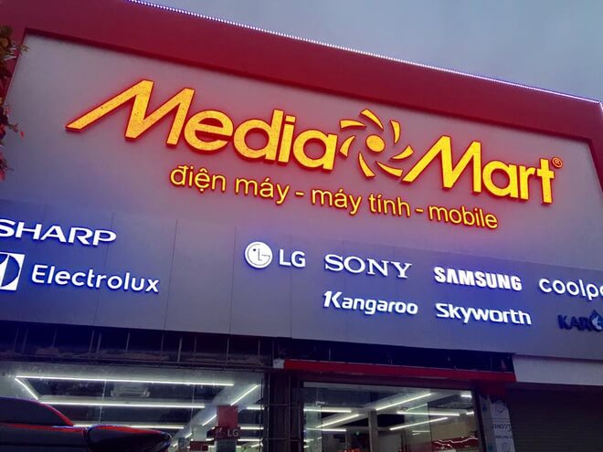 ,Biển quảng cáo alu của siêu thị Media Mart kết hợp với chữ mica đèn LED hắt âm
