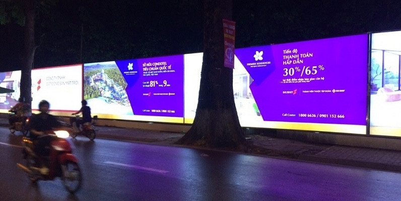 Biển quảng cáo hàng rào của một công trình xây dựng nổi bật tại nội đô